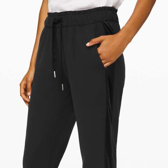 NWOT RARE Lululemon Velvet Trim On the Fly Jogger in Black, Size 8 - Picture 10 of 14